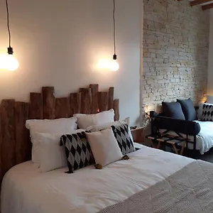 Bed & Breakfast Charmes En Le Charme Atypique, Montlucon